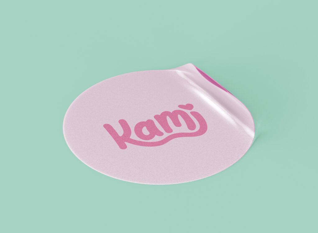 mockup sticker con logo kami applicato
