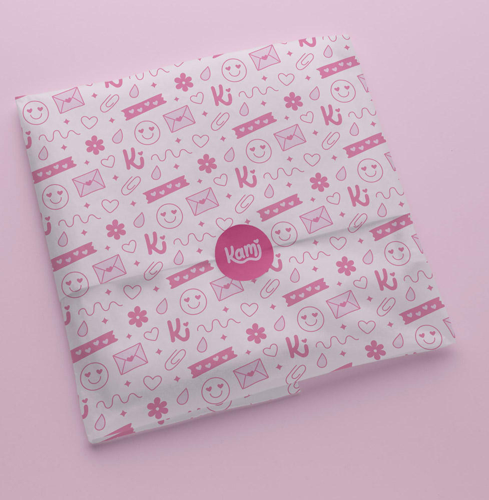 mockup packaging con pattern e logo kami applicati
