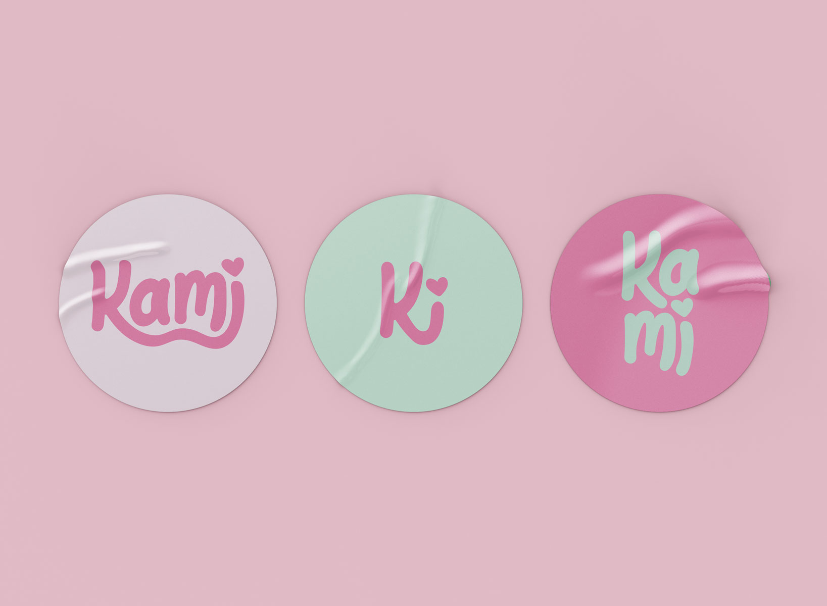 mockup sticker con logo kami applicato