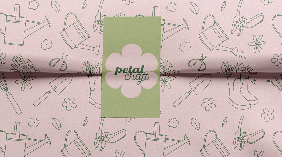 mockup carta da pacco con logo e pattern petal craft applicati