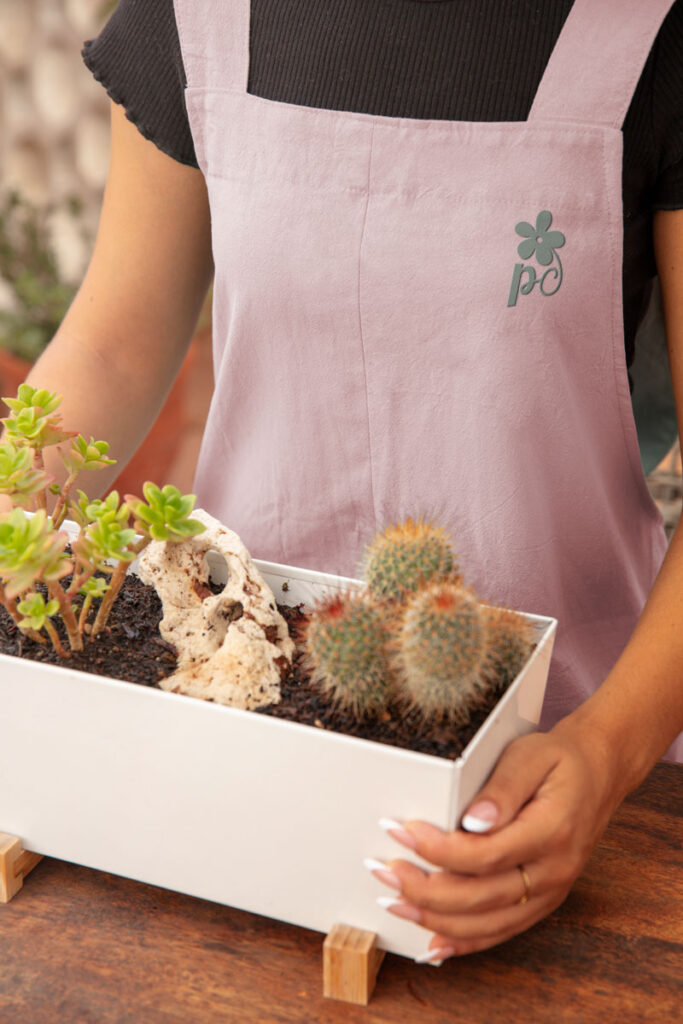 mockup grembiule con logo petal craft applicato