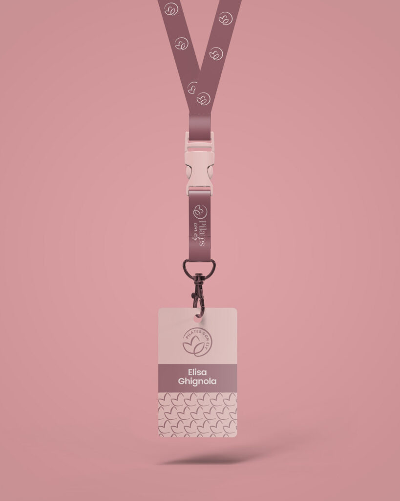 Mockup badge card con il logo Pilates con Ely applicato