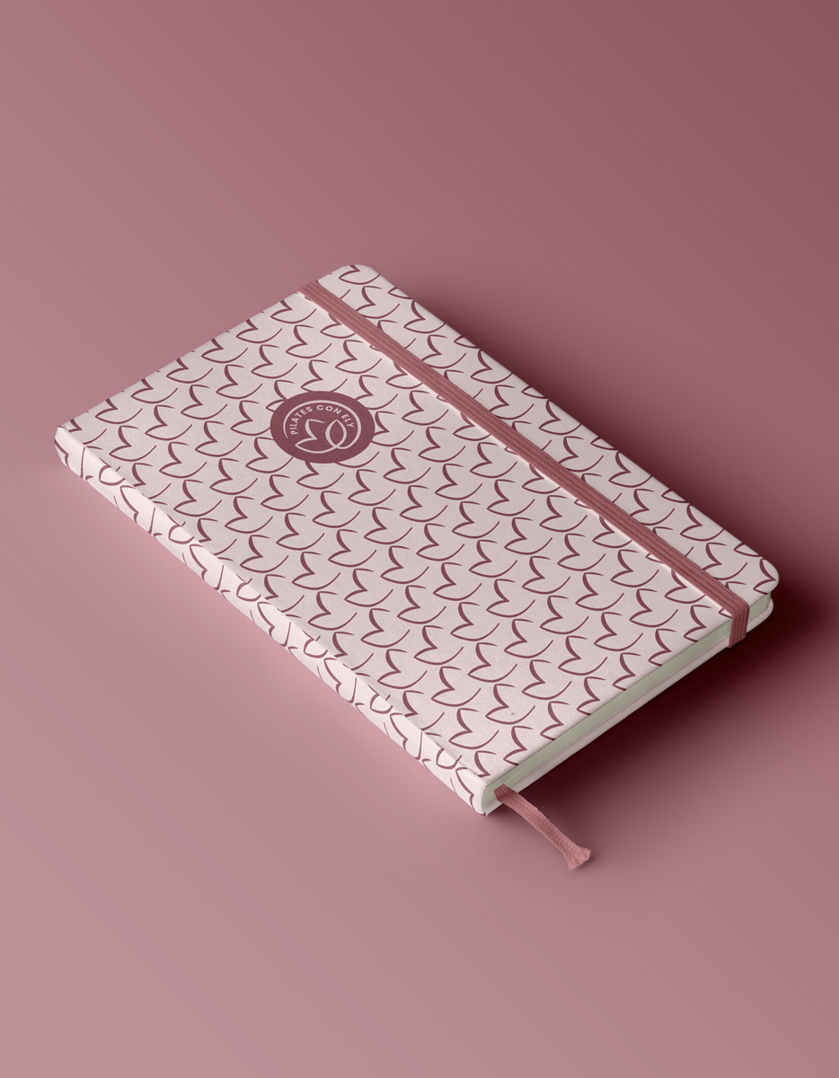 Mockup notebook con il logo Pilates con Ely applicato