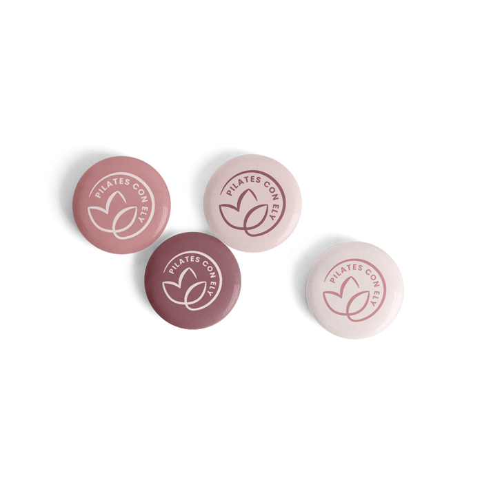 Mockup pins con il logo Pilates con Ely applicato