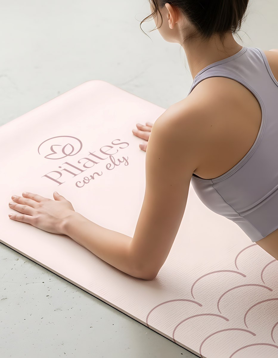 Mockup ragazza su tappetino con il logo Pilates con Ely applicato
