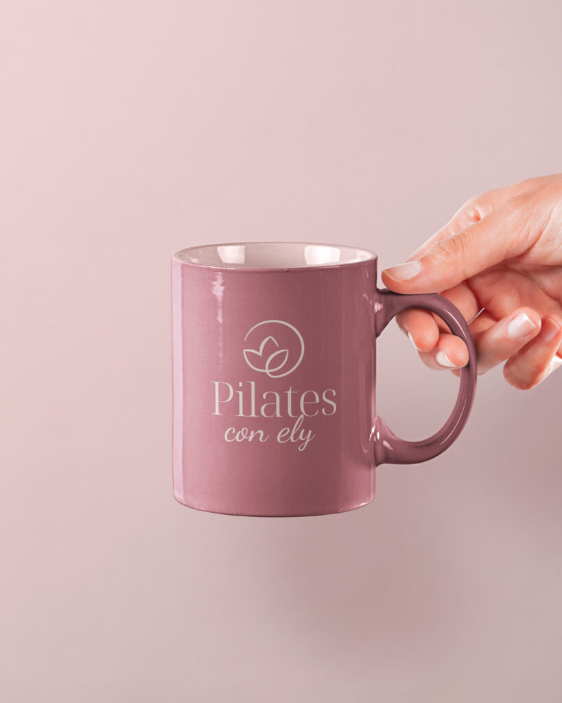 Mockup tazza con il logo Pilates con Ely applicato