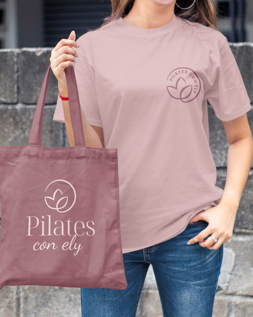 Mockup ragazza con shopper e tshirt con il logo Pilates con Ely applicato