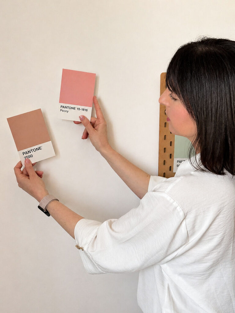 Stefania Billera brand designer mentre confronta colori Pantone per identità visiva