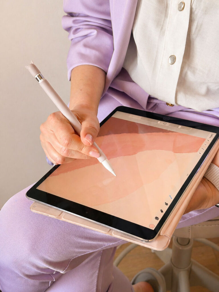 Stefania Billera brand designer mentre disegna su iPad per identità visiva