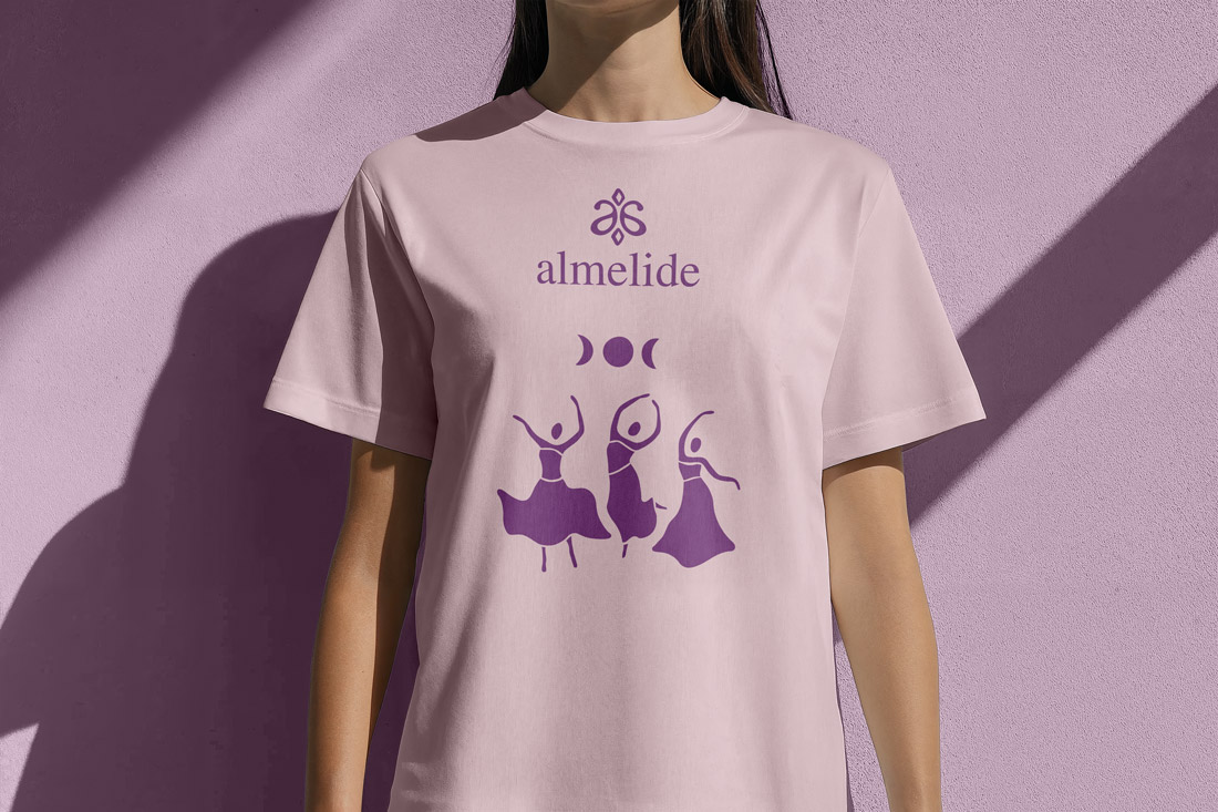 logo almelide su t-shirt con disegno danzatrici